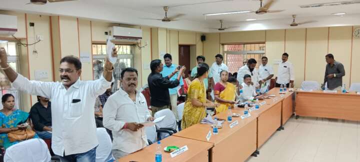 పిఠాపురంలో కౌన్సిల్ వాకౌట్‌