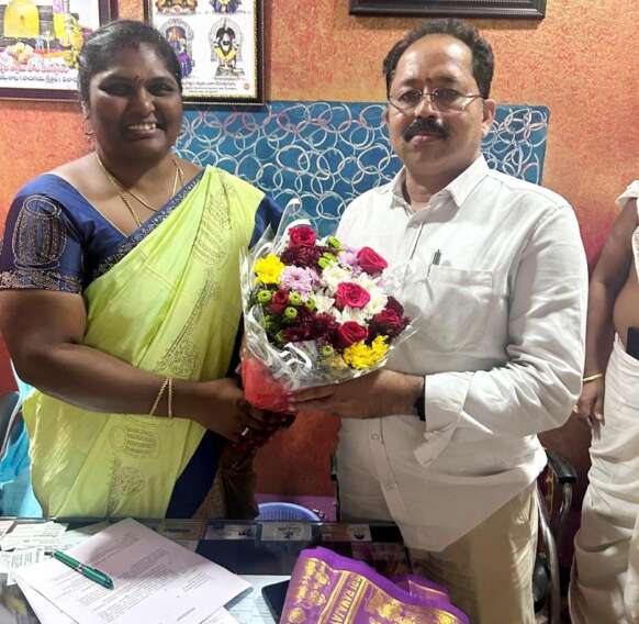 పాద‌గ‌య ఆల‌య ఈవోగా దుర్గా భ‌వానీ