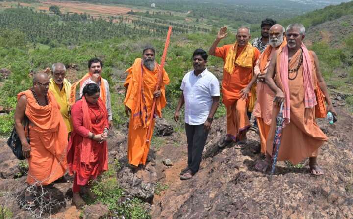 శారదాపీఠం ఆస్తులపై సీబీఐ,ఈడీ లతో విచారణ జరపాలన్న సాధువులు..విశాఖ‌లో క‌ల‌క‌లం