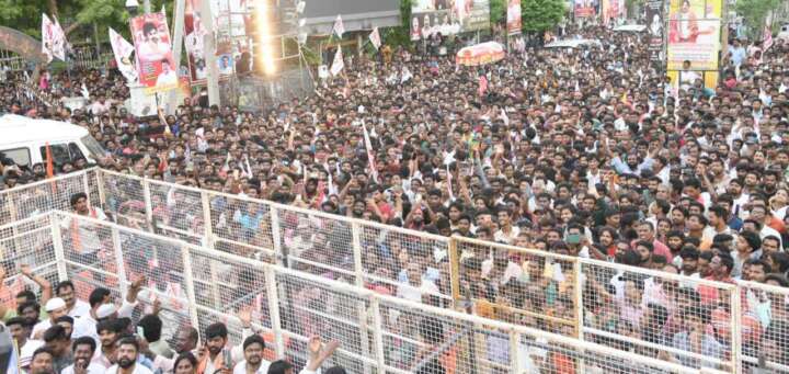 ప‌వ‌న్ మ‌న‌స్సు గెలుచుకున్న ఆ బుడ‌త‌డు ఎవ‌రు.. కాన్వాయ్ ఆపి ప‌వ‌న్ ఆ బాలుడికి ఏం చెప్పాడంటే..!

ప‌వ‌ర్ స్టార్ ప‌వ‌న్ క‌ళ్యాణ్ ప్ర‌స్తుతం ఏపీ రాష్ట్ర డిప్యూటీ సీఎంగా త‌న దైన శైలిలో దూసుకుపోతున్నారు. ఆయ‌న‌ను క‌ల‌వాలంటే ఓ ప్ర‌హ‌స‌న‌మ‌నే చెప్పాలి. నిత్యం ఆయ‌న ప్ర‌జ‌ల కోసం బిజీ బిజీగా గ‌డుపుతున్నారు. ప్ర‌జ‌ల‌కు ఏదోక మంచి ప‌నిచేయాల‌ని, అక్ర‌మాలు అడ్డుకోవాలంటున్న ప‌వ‌న్ గ‌త ప్ర‌భుత్వం చేసిన త‌ప్పుల‌ను లెక్క పెట్టే ప‌నిలో బిజీగా గ‌డుపుతున్నారు. 

ప‌వ‌న్ క‌ళ్యాణ్ ప్ర‌జ‌ల‌ను క‌లుసుకోవాల‌ని అనుకుంటున్న‌ప్ప‌టికీ, స‌మ‌యం స‌రిపోవ‌డం లేద‌న్న‌ది ఆయ‌న ప్ర‌ధాన మాట‌. అయితే ఏదోక మంచి ప‌ని చేసిన త‌ర్వాతే త‌న‌ను గెలిపించిన పిఠాపురంలో అడుగు పెట్టాల‌ని అనుకున్నారంట‌. అందుకే ఆయ‌న గెలిచిన నెల రోజులు అవుతున్న స‌మ‌యంలో ఇటీవ‌ల,  ఈనెల  1వ తేది నుండి 3వ తేది వ‌ర‌కూ పిఠాపురంలో త‌న ప‌ర్య‌ట‌న‌ను విజ‌య‌వంతం చేశారు. 

అయితే ప‌వ‌న్ ప‌ర్య‌ట‌న‌లో ఓ ఆస‌క్తిక‌ర సంఘట‌న అంద‌ర్ని ఆలోజింప‌జేసింది. ప‌వ‌న్ ప్ర‌జ‌ల ప‌ట్ల ఎంత ఆస‌క్తి  క‌న‌బ‌రుస్తున్నార‌నేదానికి ఈ సంఘ‌ట‌న నిద‌ర్శ‌నంగా నిలుస్తోంది. పిఠాపురం నుండి ఉప్పాడ మ‌త్స్య‌కార ప్రాంతాన్ని ప‌రిశీలించేందుకు ప‌వ‌న్ బ‌య‌లుదేరిన స‌మ‌యంలో జ‌రిగిన ఘ‌ట‌న అంద‌ర్ని ఆక‌ర్షించింది. పిఠాపురం  రైల్వేగేటు ప‌క్క‌న కొద్ది దూరంలో ఉన్న డ్రైవ‌ర్స్ కాల‌నీలో ఓ బాలుడు జ‌న‌సేన జెండాతో మార్గంలో ఉన్న ఇంటి ముందు నిలుచున్నాడు. అదే స‌మ‌యంలో వేగంగా దూసుకుపోతున్న డిప్యూటీ సీఎం కాన్వాయ్ ఒక్క‌సారిగా బ్రేక్ ప‌డింది. తీరా చూస్తే వేగంగా ప‌వ‌న్ కారు నుండి దిగి బాలుడిని ప‌ట్టుకున్నారు. 

సెక్యూరిటీ మొత్తం షాక్ అయ్యింది. కంగారుగా ప‌రుగెత్తుకుంటూ వ‌చ్చి బాలుడ్ని సైతం త‌నిఖీ చేశారు. ఈస‌మ‌యంలో ప‌వ‌న్ సెక్యూరిటీ హాడావుడికి కాస్త వెన‌క్కి త‌గ్గారు. త‌నిఖీ అనంత‌రం సెక్యూరిటీ బాలుడిని ప‌వ‌న్ ద‌గ్గ‌ర‌కు చేర్చారు. ఈస‌మ‌యంలో ప‌వ‌న్ పార్టీ జెండా ప‌ట్టుకుని ఉన్న బాలుడిని చూసి మురిసిపోయారు. నువ్వు ఎంత చ‌దువుతున్నావ్‌..నీ పేరేంట‌ని అడిగాడు. జెండా ఎందుకు ప‌ట్టుకున్నావ‌ని బాలుడ్ని ప్ర‌శ్నించాడు. దీంతో బాలుడు త‌న‌కు ప‌వ‌న్ అంటే ఇష్ట‌మ‌ని చెప్ప‌డంతో ప‌వ‌న్  న‌వ్వుకున్నారు. బాగా చ‌దువుకో అంటూ భుజం త‌ట్టి ప‌వ‌న్ తిరిగి కారు ఎక్కారు.

ప‌వ‌న్ త‌మ కుమారుడ్ని ప‌ట్టుకోవ‌డం చూసిన త‌ల్లిదండ్రులు ఉబ్బిత‌బ్బ‌వుతున్నారు.ఎంతో కాలం నుండి త‌మ కుమారుడు భ‌ర‌త్ ప‌వ‌న్ తో ఫోటో తీయించాల‌ని కోరుతున్నాడ‌ని, కాని త‌మ‌కు సాధ్యం కాలేద‌ని చెప్పుకొచ్చారు. అలాంటిది ప‌వ‌న్ త‌మ ఇంటి ముందు ఆగి త‌మ కుమారుడ్ని ప‌ల‌క‌రించ‌డం నిజంగా షాక్ అయ్యామ‌ని అంటున్నారు. మొత్తం ప‌వ‌న్ ఇచ్చిన స‌డన్ స‌ర్ప్రైజ్‌తో ఆ ఇంట ఆనందం వెల్లివిరుస్తోంది. 

