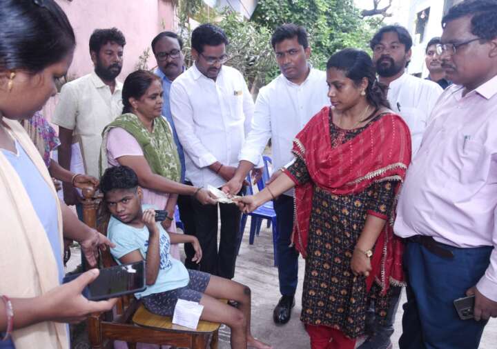ఎన్టీఆర్ భరోసా పింఛన్లు పంపిణీ చేసిన జిల్లా కలెక్టర్