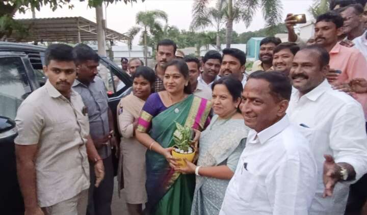 ప్ర‌త్తిపాడు ఎమ్మెల్యే స‌త్య‌ప్ర‌భ నివాసానికి హోంమంత్రి అనిత