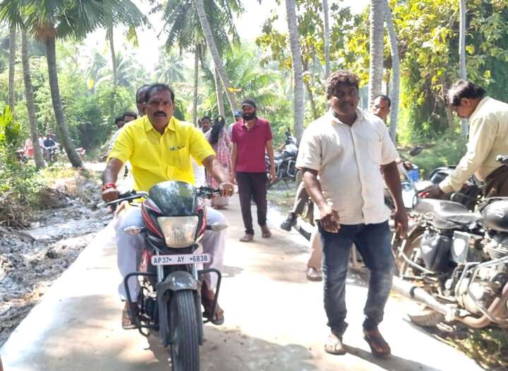 మోటారుసైకిల్ పై మంత్రి