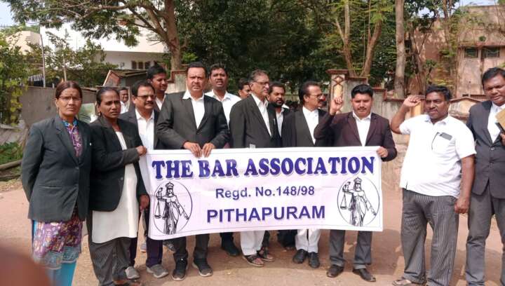 పిఠాపురంలో న్యాయ‌వాదులు నిర‌స‌న‌