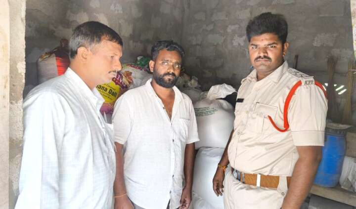 రేష‌న్ బియ్యాన్ని స్వాధీనం చేసుకుంటున్న‌పోలీసులు