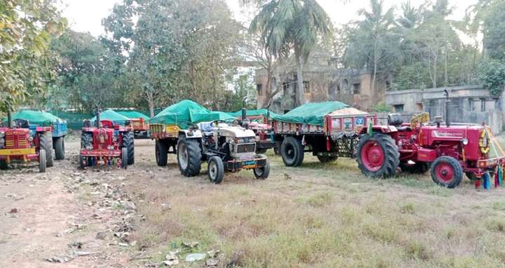 ఇసుక ట్రాక్ట‌ర్లు సీజ్ చేసిన మైన్స్ అధికారులు