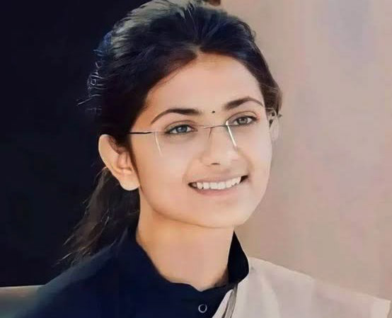 దేశంలోనే అతి పిన్న ఐఏఎస్‌ అధికారిణి ఆమె!